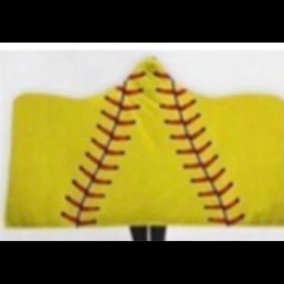 Lot of 4 softball items. tote, messenger, cosmetic bag & hooded blanket - Picture 6 of 6